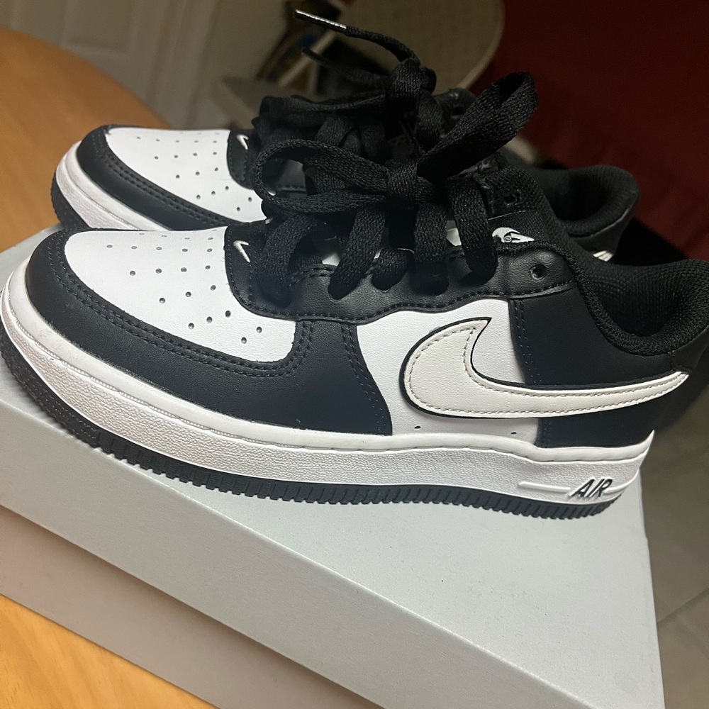 50% OFF from 100!!! Nike Kids 3.5Y Black and White Air Force 1 Sneakers (NEW)